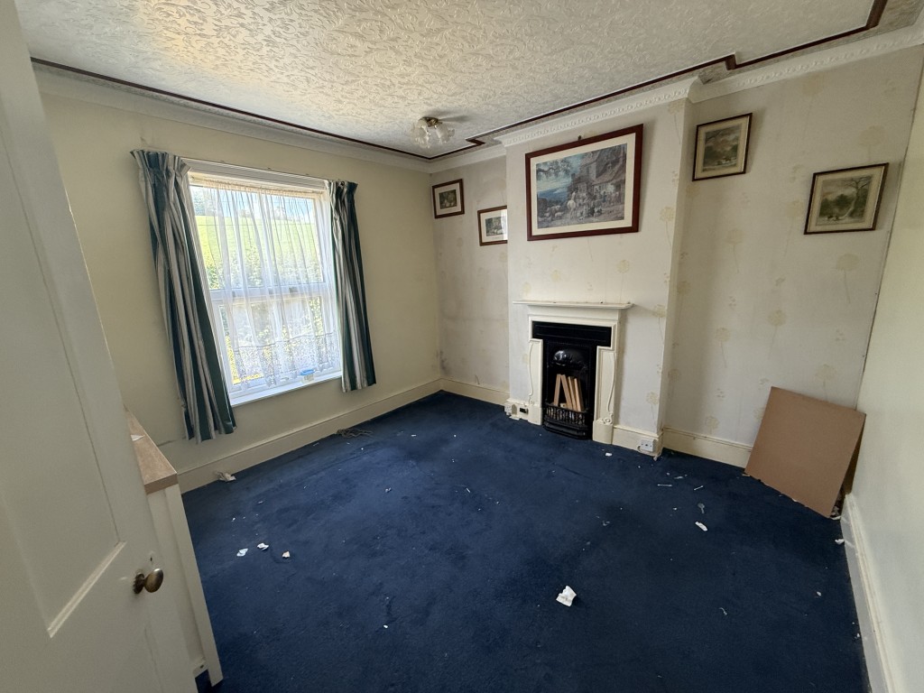 Lot: 109 - DETACHED COTTAGE IN VILLAGE LOCATION FOR UPDATING - Bedroom one